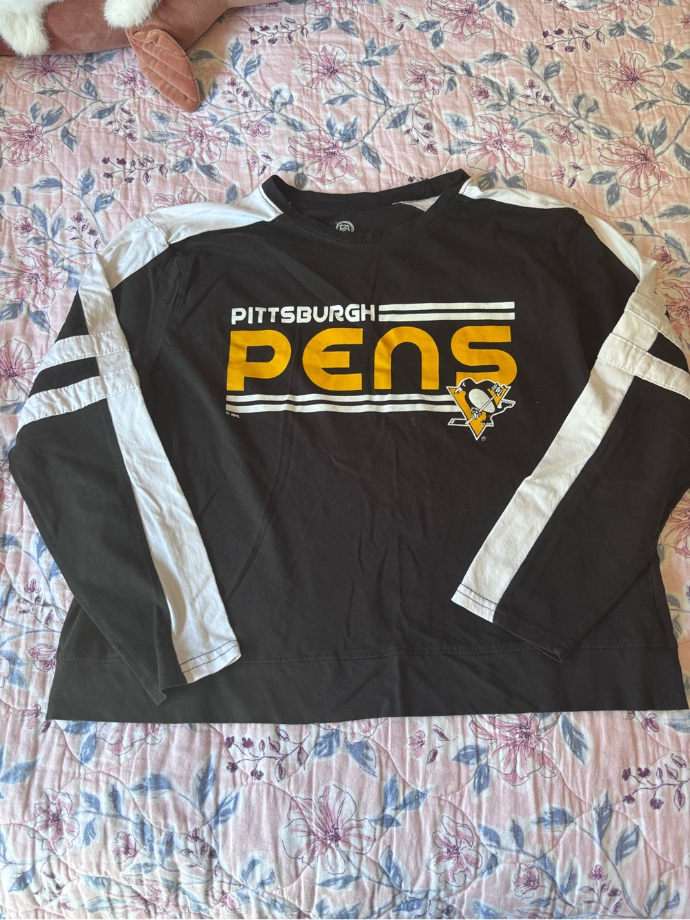 NHL Pittsburgh Pens Black & White Long-Sleeve Shirt with Yellow Logo